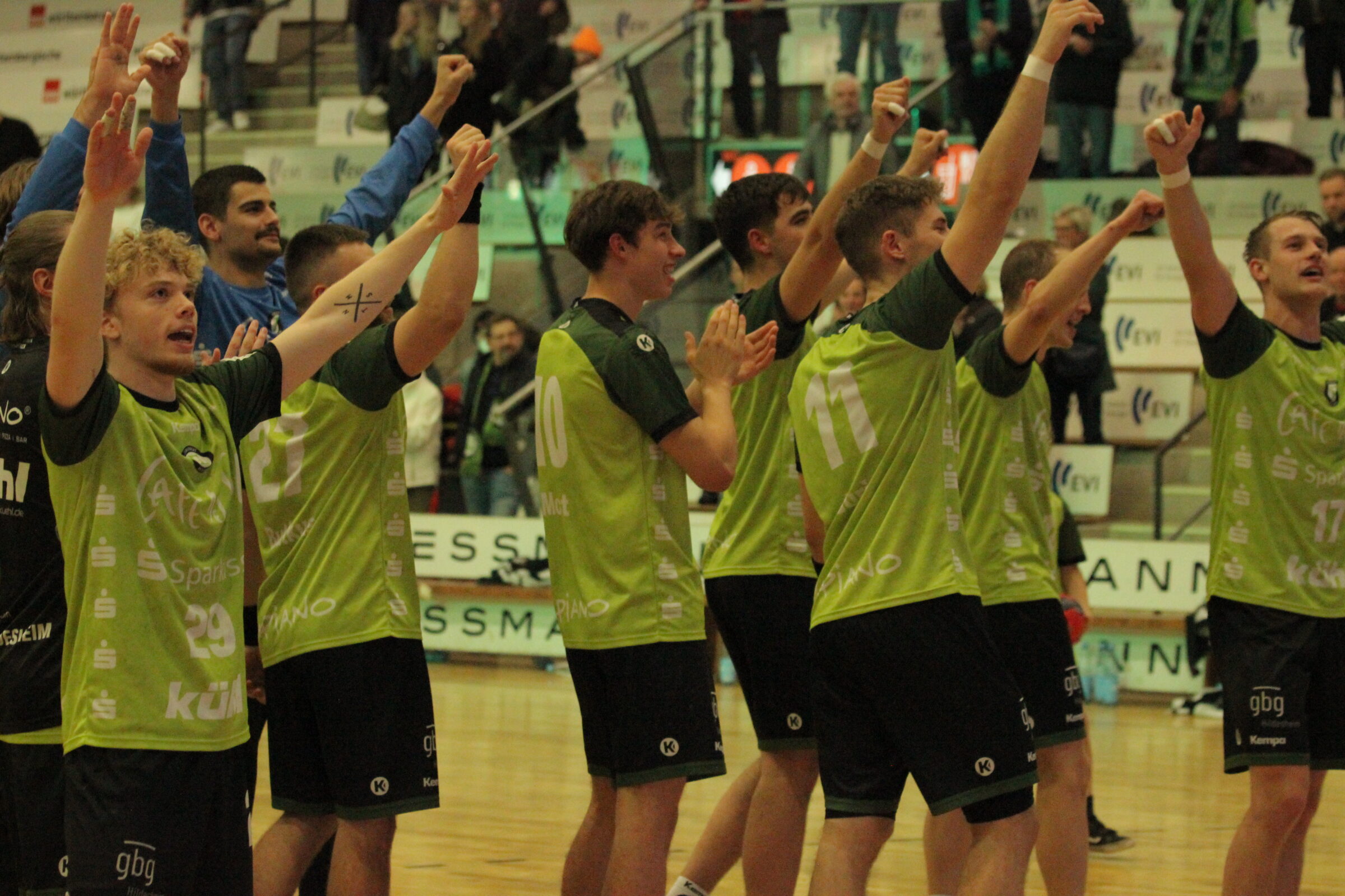 Das Eintracht-Team bejubelt mit den Fans den Heimsieg gegen Bielefeld.
