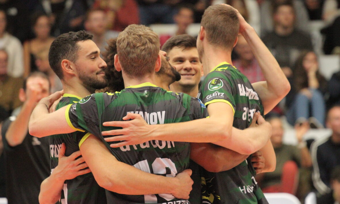Die Helios Grizzlys Giesen sind in der Volleyball-Bundesliga durch einen seriösen 3:1-Auswärtssieg bei Aufsteiger VC Bitterfeld-Wolfen auf Platz 3 geklettert.